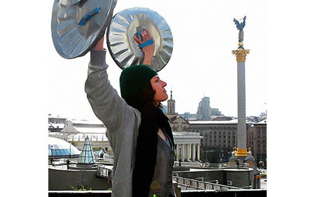 Британський колектив STOMP влаштував у Києві імпровізоване відкрите шоу прямо на вулиці. / © kp.ua