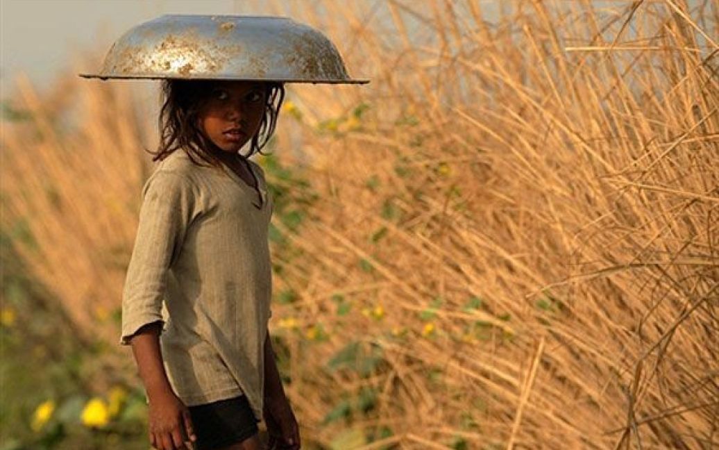 Індія, Аллахабад. Індійська дитина поблизу сільськогосподарських угідь у селі Німсарай. В країні всі очікують на мусони, які мають життєво важливе значення для сотень мільйонів фермерів у Індії після найбільшої посухи в країні за останні 37 років. / © AFP