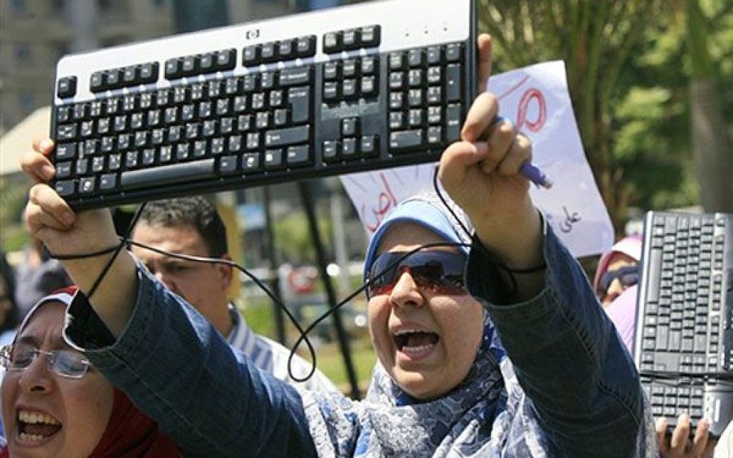 Єгипет, Каїр. Репортер інтернет-видання "Islam Online" тримає клавіатуру під час акції протесту перед посольством Катару в Каїрі. Журналісти провели акцію протесту проти спроб менеджменту компанії ввести редакційний контроль за наповненням веб-сайту. / © AFP