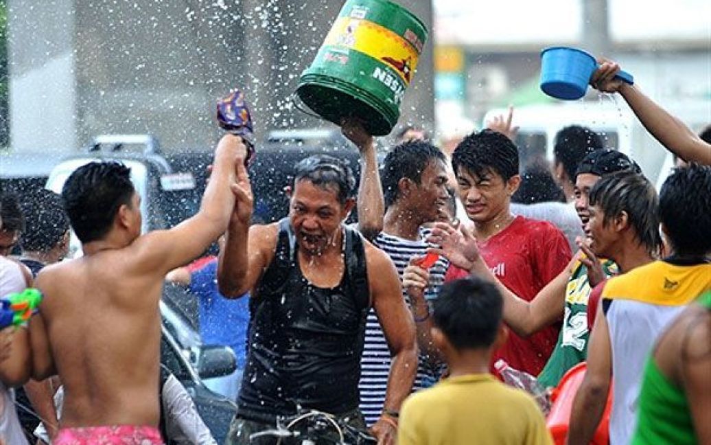 Філіппіни, Маніла. Мешканці району Сан-Хуан поливають один одного водою під час святкування дня Святого Йоанна Хрестителя у Манілі. Обливання водою є традиційним привітанням на це свято, оскільки існує переконання, що вода  цього дня приносить благословення. / © AFP