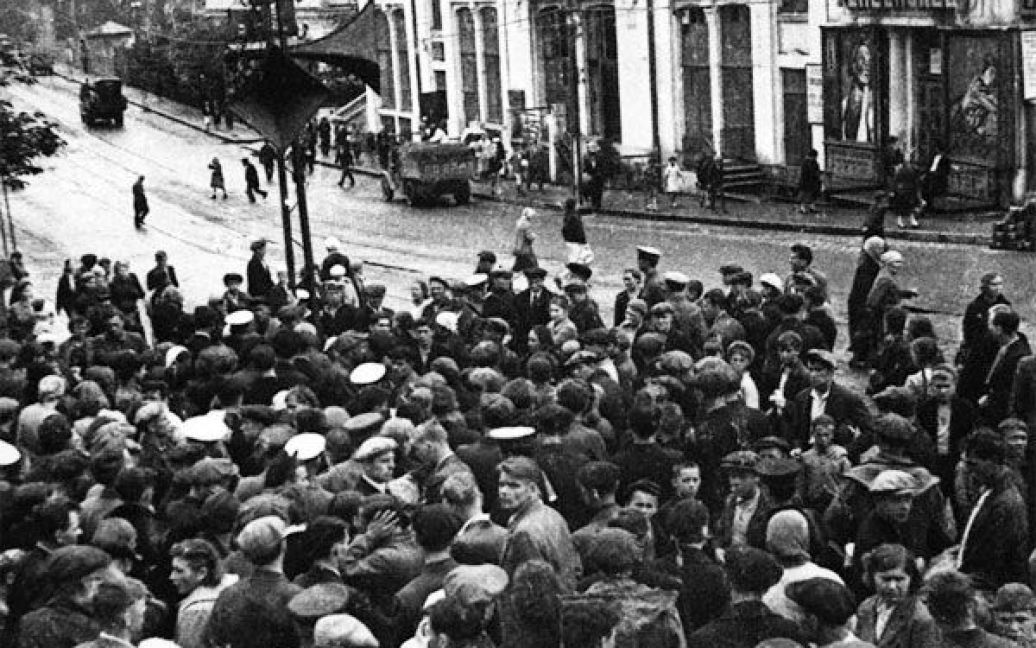 Мешканці Владивостоку слухають повідомлення про напад фашистської Німеччини на Радянський Союз, 22 червня 1941 р. Автор фото: Мясніков В. Ф. / © 