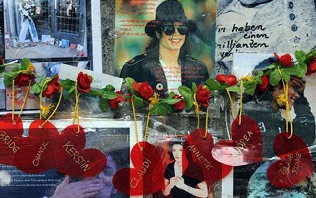 Німеччина, Мюнхен. Квіти, свічки і сердечки з нотатками для короля поп-музики Майкла Джексона розвісили шанувальники його творчості на честь першої річниці з дня смерті суперзірки. / © AFP