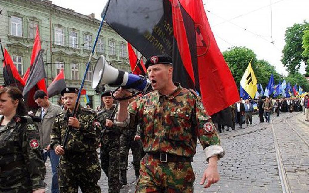 Прибічники ультраправих рухів беруть участь у марші з нагоди Дня Героїв у Львові / © УНІАН