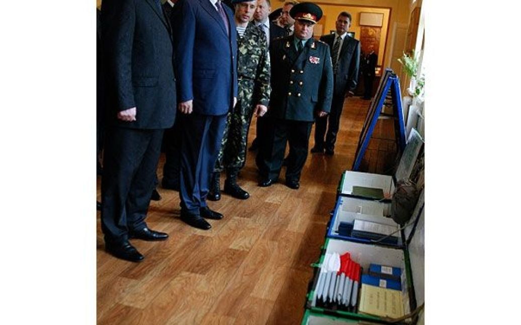 Президент зустрівся з особовим складом полку, подякував військовослужбовцям за службу і отримав від них у подарунок тільник десантника. / © President.gov.ua