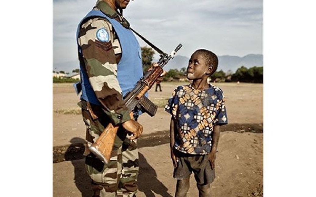 Демократична Республіка Конго. Солдат індійського батальйону ООН здійснює патрулювання у таборі біженців Kiwanja, в провінції Північна Ківу. З початку місії ООН у 1999 році 99 солдатів ООН були вбиті у Конго під час виконання чергування. Миротворчі сили ООН у Конго є на сьогоднішній день найбільшою миротворчою місією у світі, яка нараховує 18 700 солдатів і 700 військових спостерігачів. / © AFP
