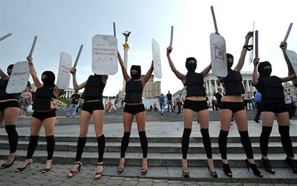 На Майдані Незалежності в Києві жіночий рух FEMEN провів акцію на відзнаку 100 днів президентства Віктора Януковича / © AFP