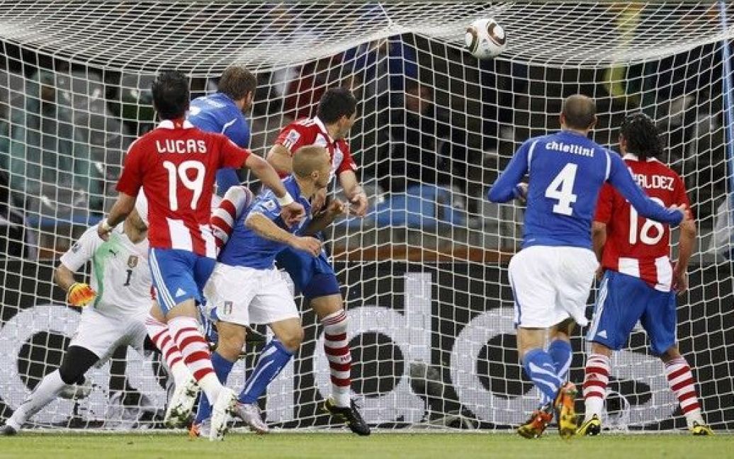 Алькараз забиває м&rsquo;яч у італійські ворота. / © daylife.com