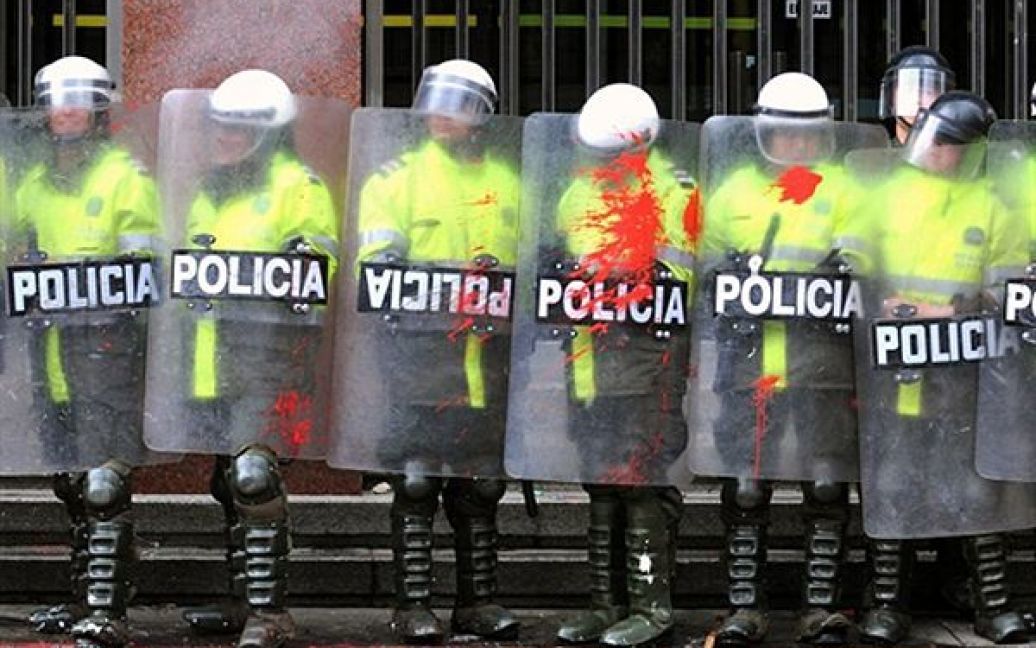 1.05. Поліцейський кордон на мітингу на честь Дня трудящих у Боготі, Колумбія. / © AFP