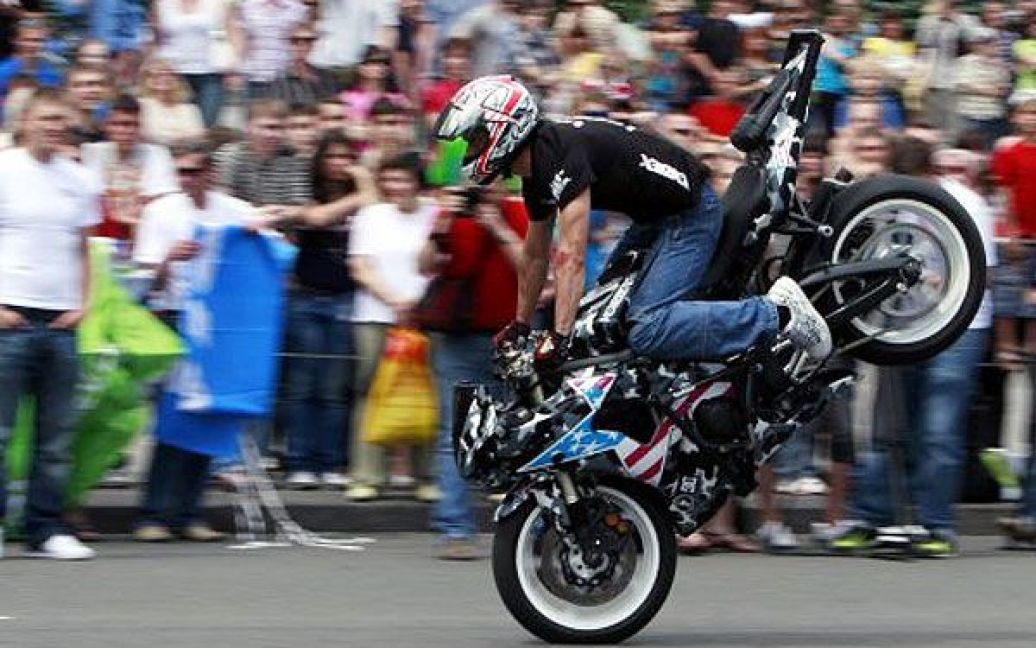 Під час "Київ Байк-шоу 2010" в центрі столиці відбулись виступи стантерів - каскадерів на мотоциклах. / © УНІАН