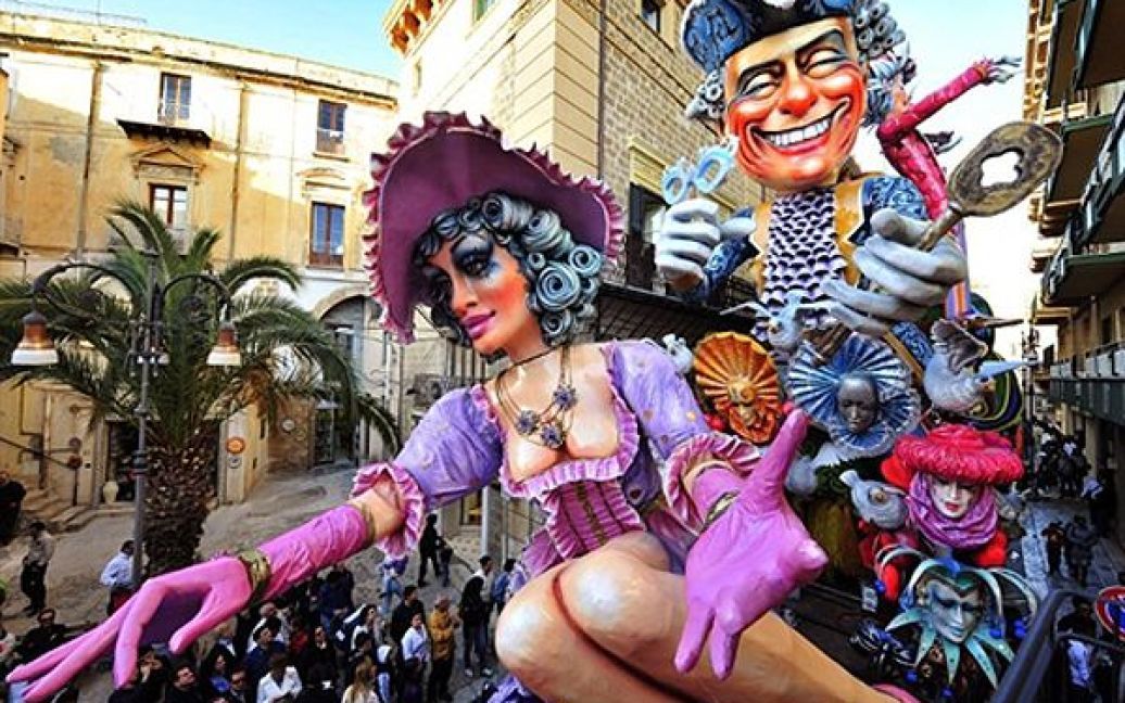 16.05. Платформа з дерев&rsquo;яними скульптурами, які будуть спалені вночі, бере участь у карнавалі у містечку Шакка, острів Сицилія. / © AFP