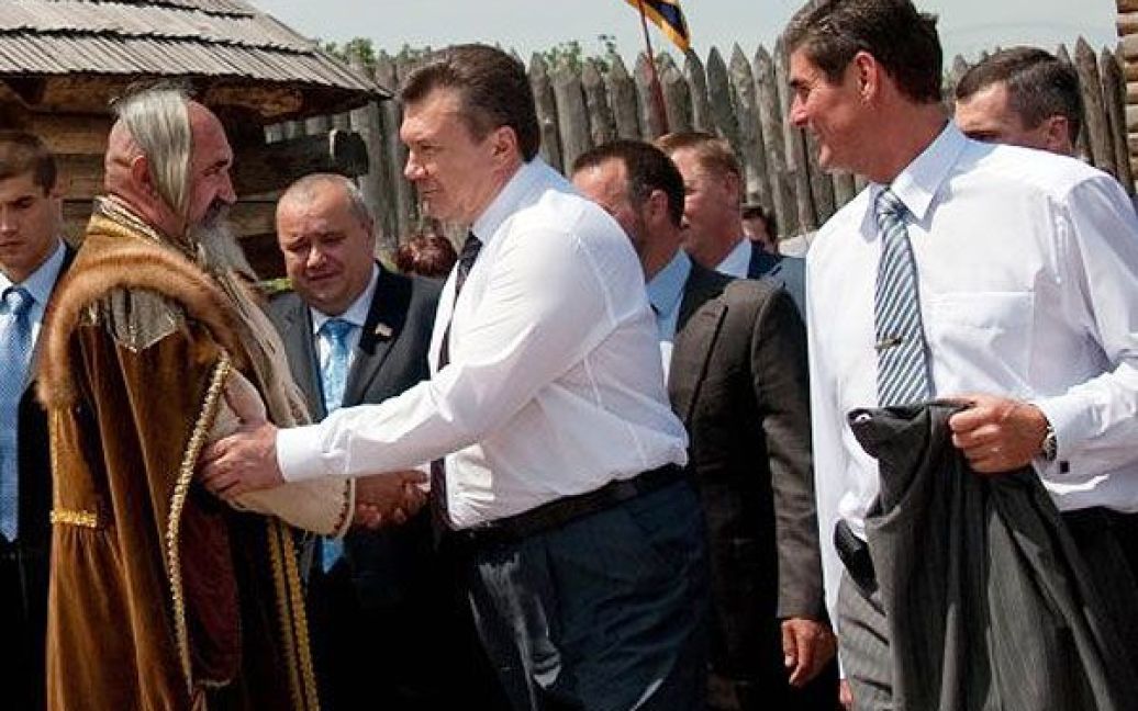 Спілкуючись на острові Хортиця з представниками козацтва, Янукович заявив, що найближчим часом в Україні буде прийнято закон про козацтво. / © УНІАН