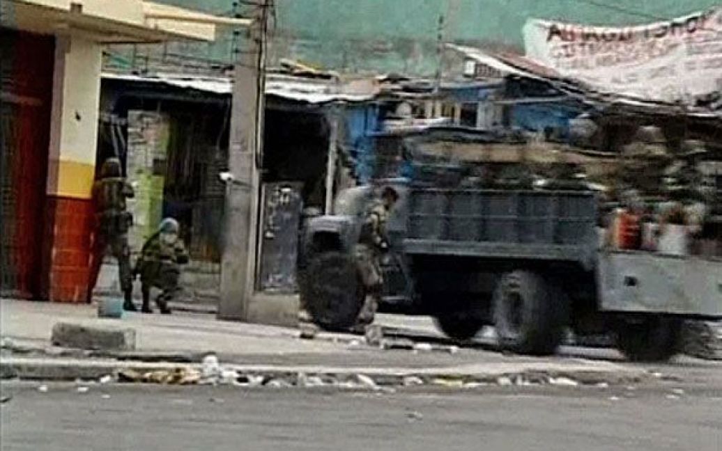 У низці районів у столиці Ямайки було введено надзвичайний стан після того, як бойовики наркомафії три атакували поліцейських відділки. / © AFP