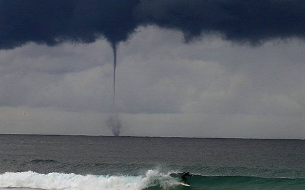 Австралія, Сідней. Торнадо на пляжі Бонді у Сіднеї. / © AFP