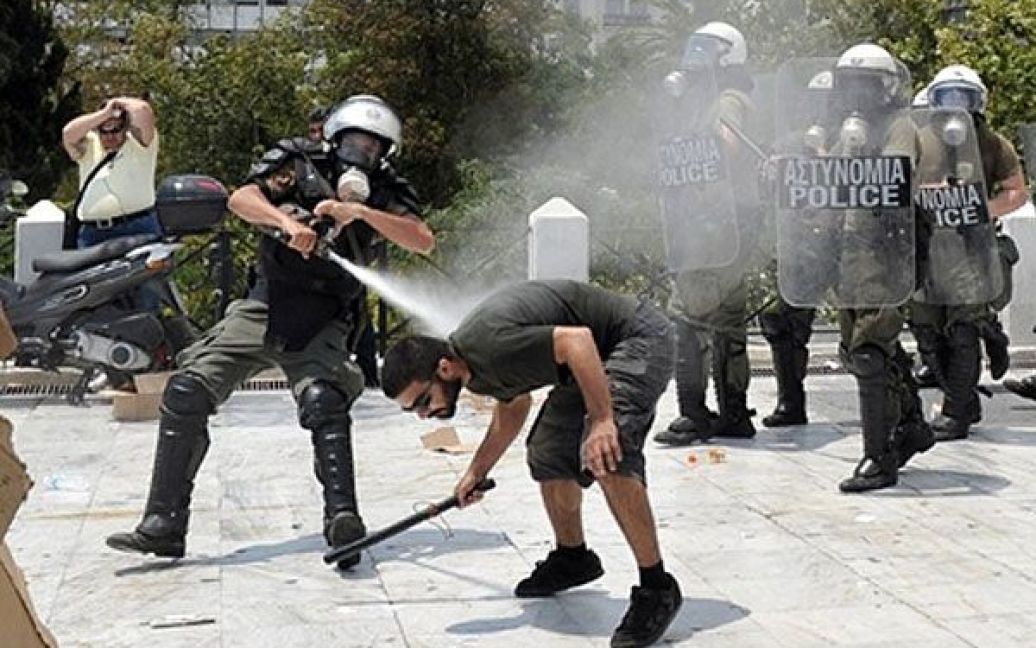 Поліція застосувала газ проти страйкуючих греків / © AFP