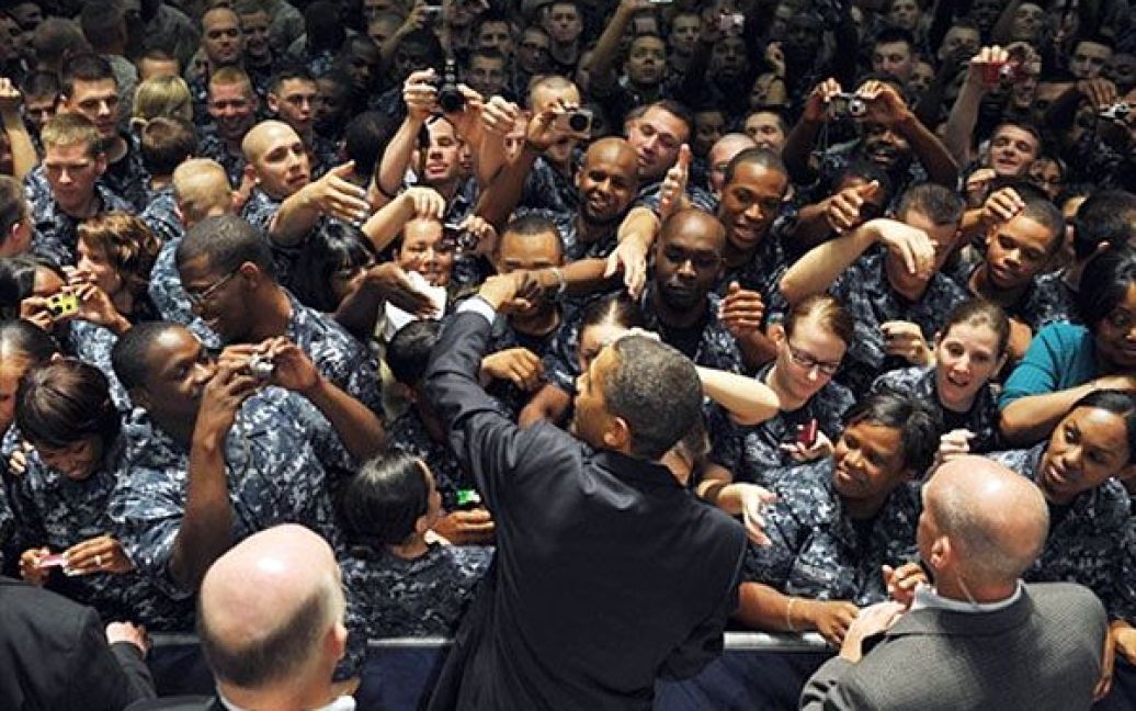 США, база Пенсакола. Президент США Барак Обама вітає військовослужбовців під час візиту до Центру технічної освіти на базі військово-морської авіації Пенсакола у штаті Флорида. / © AFP