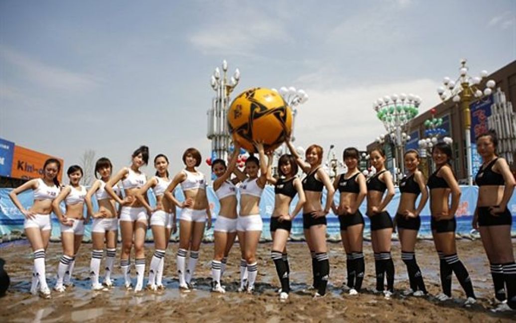 У Чаньчуні дівчата організували турнір з футболу у багнюці на ЧС-2010. Китайська збірна до фіналу Чемпіонату не потрапила. / © AFP