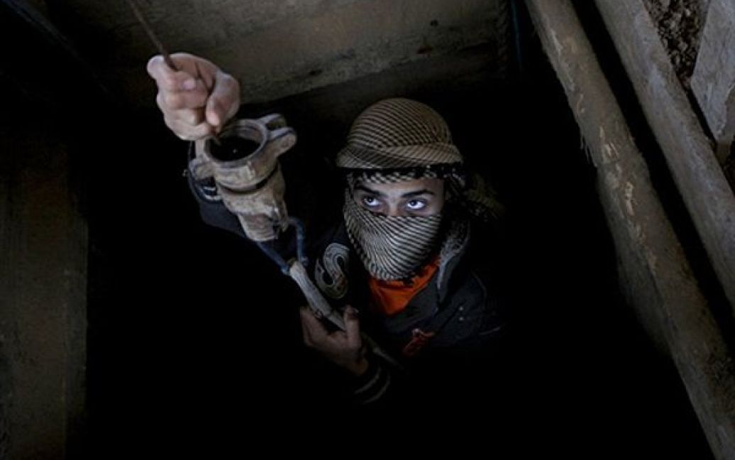 Контрабандист спускається у тунель, що з’єднує Сектор Гази та Єгипет. ХАМАС звинуватив Єгипет у вбивстві 4 своїх членів під час операції із боротьби з контрабандистами із використанням отруйного газу. / © AFP