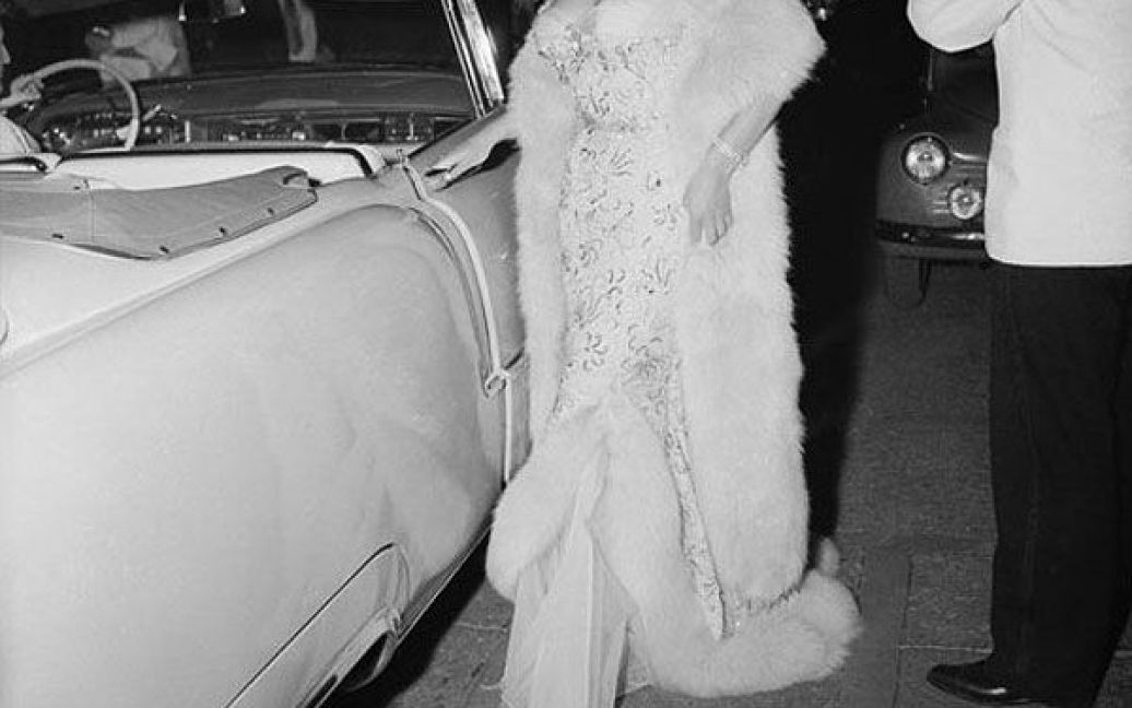 1956 рік. Діана Дорс після презентації фільму "Білява грішниця" ("Yield of Night"). / © Getty Images/Fotobank