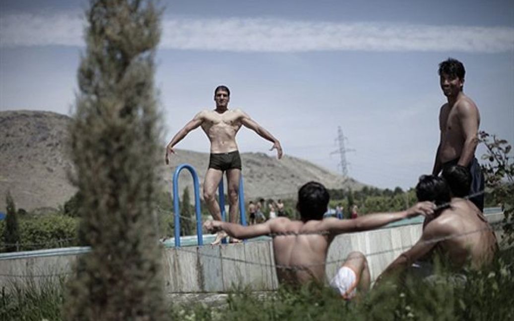 Чоловіки розважаються у громадському басейні у Кабулі. Сьогодні Афганістан відзначив річницю закінчення війни проти Радянського Союзу, яку вважають однією з причин встановлення режиму талібів. / © AFP