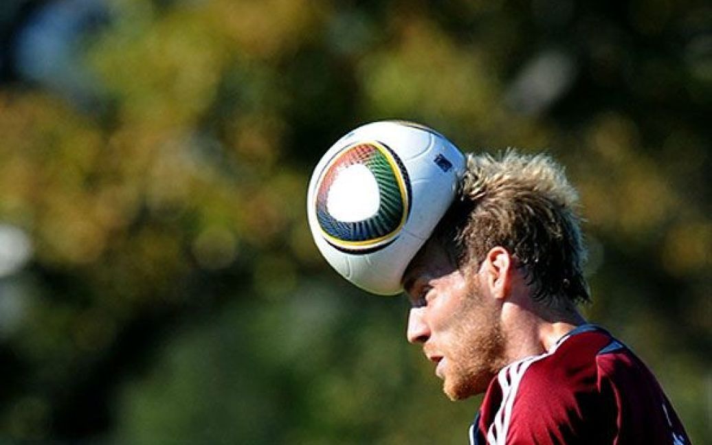 ПАР. Датський футболіст Сорен Ларсен б&rsquo;є головою по м&#039;ячу під час тренування в парку Лоурай в місті Кнісна. / © AFP