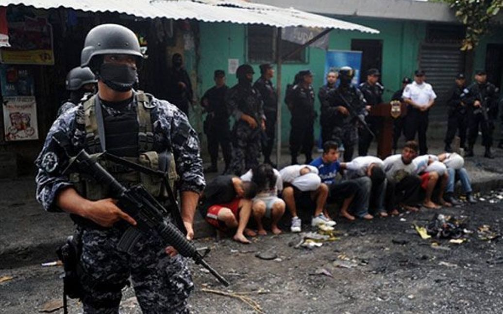 Сальвадор, Сан-Сальвадор. Члени групи спеціального призначення Національної цивільної поліції охороняють вісьмох осіб, заарештованих за підозрою у спаленні автобусу, в результаті чого загинули 14 людей. / © AFP