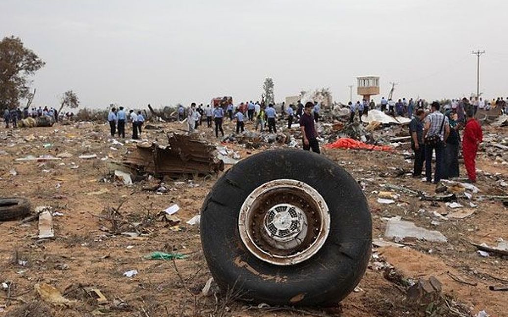 У лівійській столиці Тріполі зазнав аварії літак Airbus-330 лівійської авіакомпанії Afriqiyah Airways, який виконував рейс з Йоганнесбурга у Тріполі. / © AFP