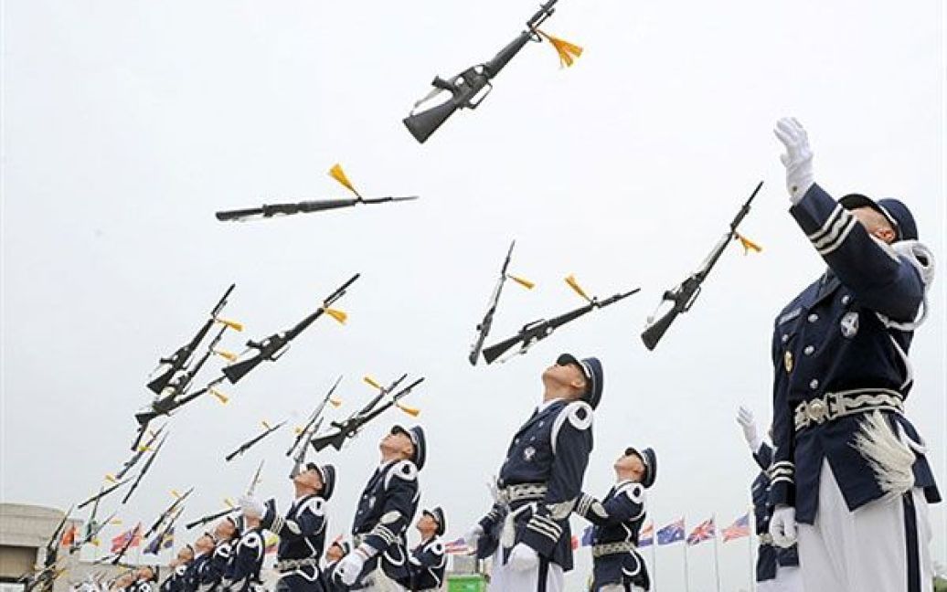 Південна Корея, Сеул. Військові почесної варти південнокорейських військово-повітряних сил під час урочистої церемонії в Національному музеї війни в Сеулі. / © AFP