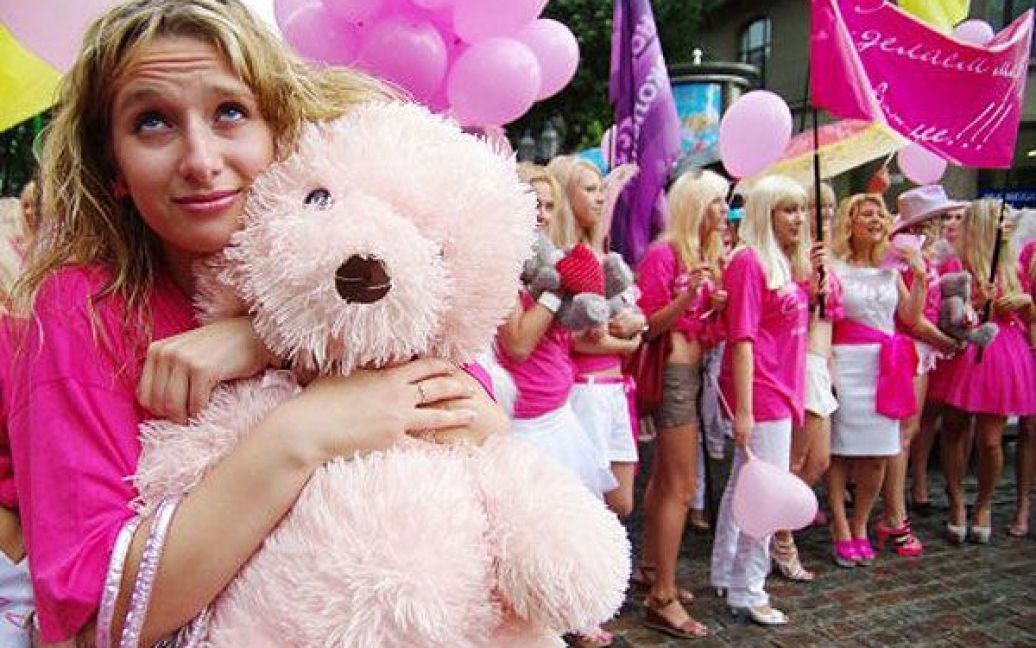 Для участі у парад білявки одягли рожевий і білий одяг, взяли з собою улюблені іграшки / © УНІАН