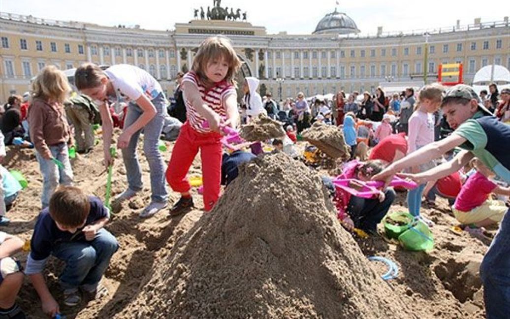 Росія, Санкт-Петербург. Діти грають у величезній пісочниці, яку встановили на Палацовій площі в центрі Санкт-Петербурга з нагоди Міжнародного дня захисту дітей. / © AFP