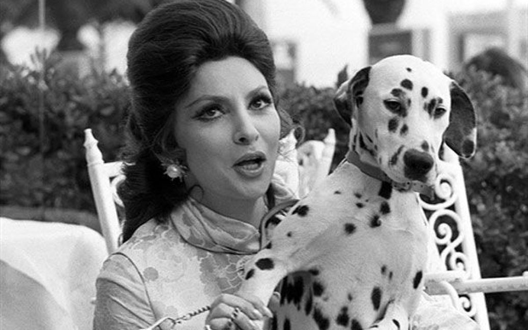 1972 рік. Італійська актриса Джина Лоллобріджида позує з далматіном 16 травня 1972 року. Джина Лоллобріджида була визнана "Найкрасивішою жінкою у світі" після головної ролі у фільмі 1955 року. / © AFP