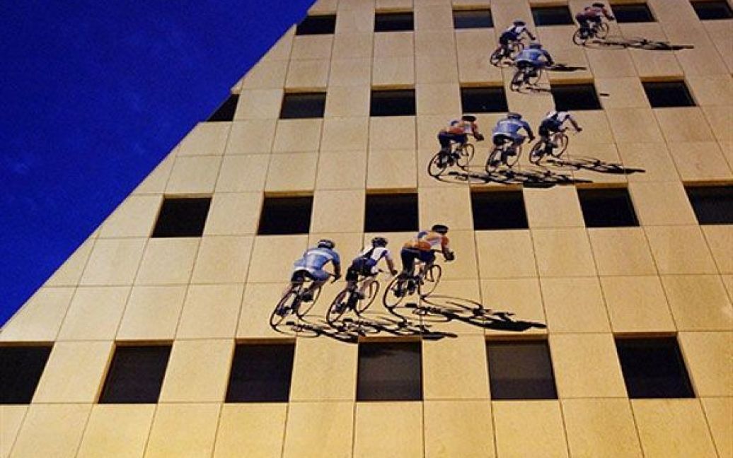 Нідерланди, Роттердам. Зображення велосипедистів, намальовані на фасаді будівлі у центрі Роттердама. 3 липня у Роттердамі, найбільшому порті Європи, стартує 97-а велогонка "Тур де Франс". / © AFP