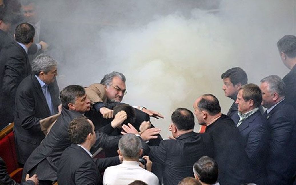 Бійка між депутатами у задимленій залі Верховної ради. / © AFP