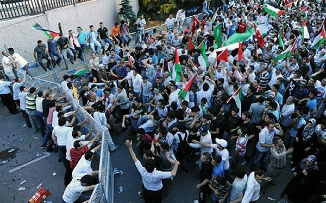 У Стамбулі поліції довелось вжити силових заходів, щоб розігнати масштабну багатотисячну антиізраїльську акцію протесту. / © AFP