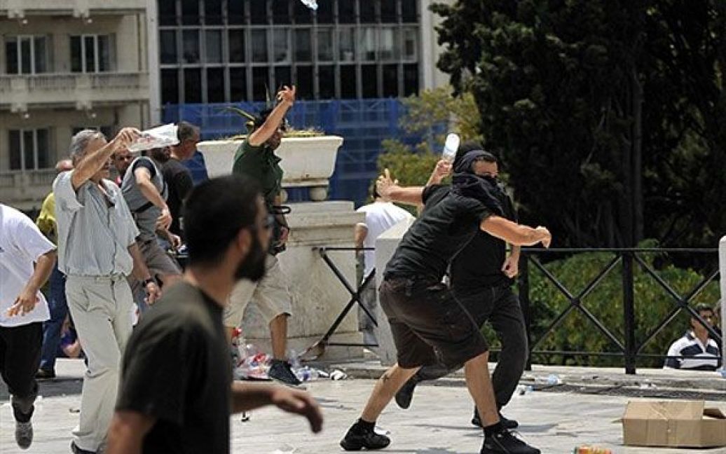 У Афінах 24-годинний страйк на знак протесту проти реформ у трудовому і пенсійному законодавстві переріс в сутички з поліцією. / © AFP