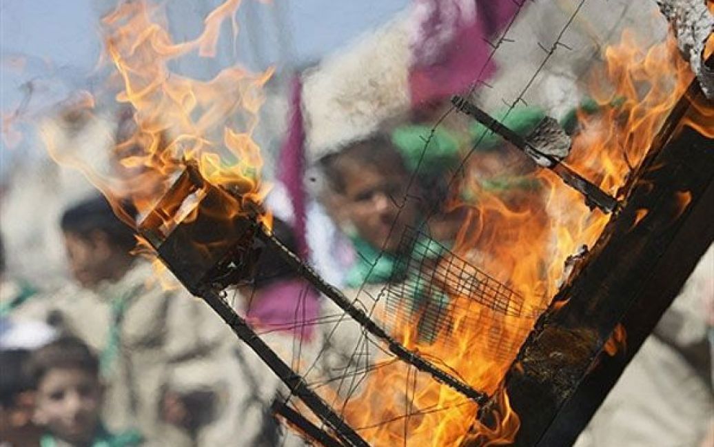Газа. У місті Газа палестинські прихильники руху "ХАМАС" спалили модель ізраїльської в&#039;язниці під час мітингу, скликаного ісламістським рухом перед відділенням Червоного Хреста у місті Газа. / © AFP
