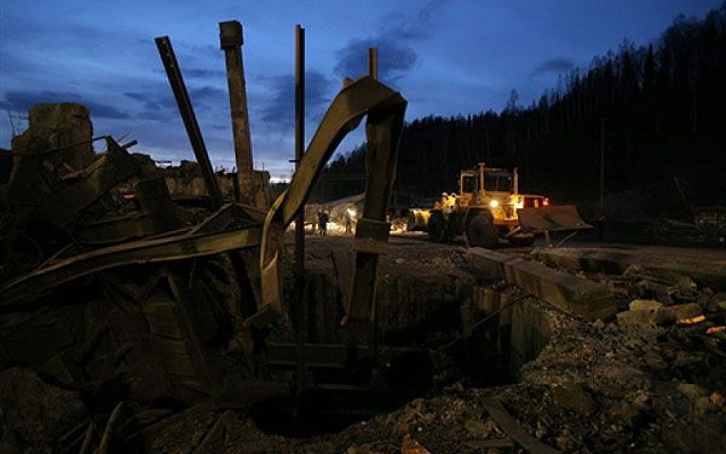 Тривають рятувальні роботи, але на шахті зберігається висока концентрація метану, тому про повноцінний початок розбору завалів говорити поки що зарано. / © AFP