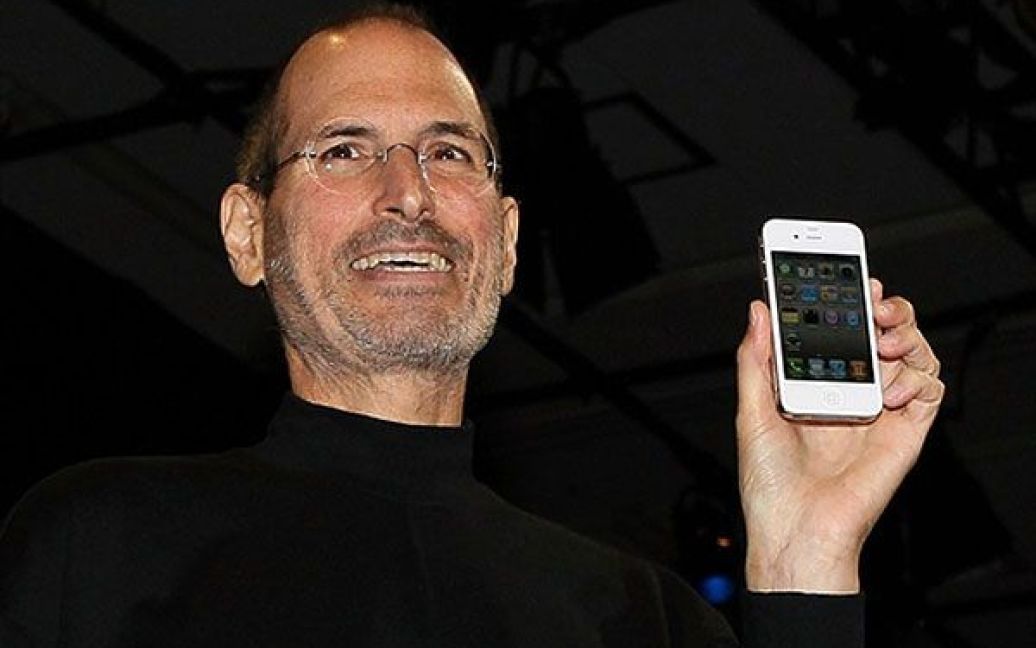 За заявою Стіва Джобса, iPhone 4 є найтоншим смартфоном у світі. / © AFP