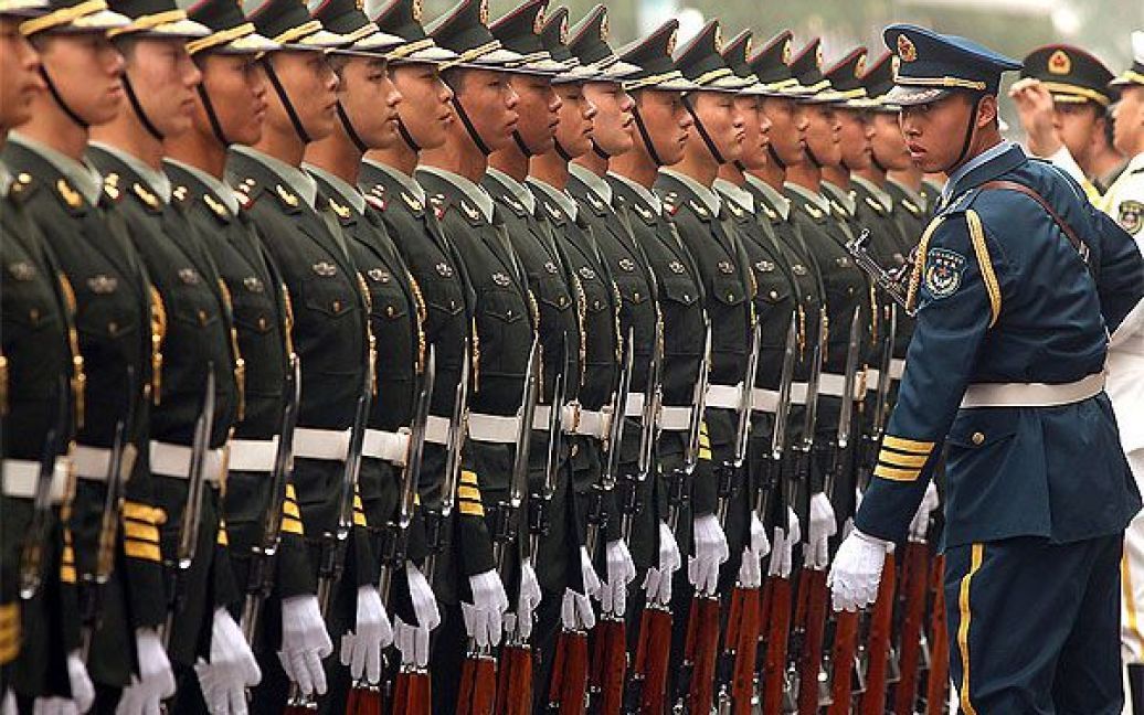 Китай, Пекін. Китайскі солдати готуються виступити на вітальній церемонії перед Великим палацем Народів у Пекіні. / © 