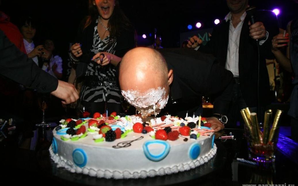 Гоша Куценко впав у торт / © Paparazzi