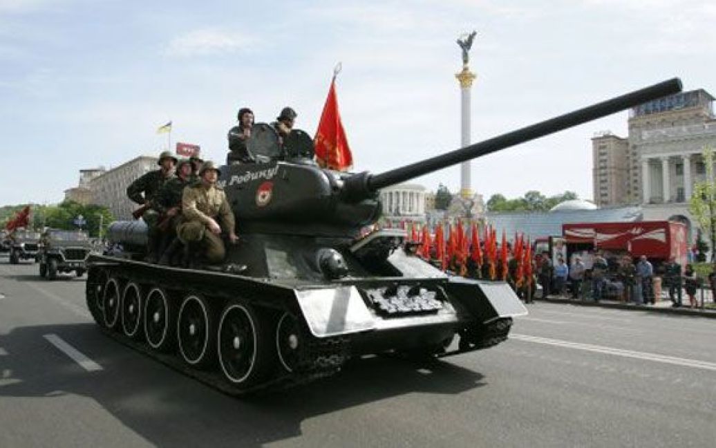 9 травня Хрещатиком також пройдуть танки Т-34, джипи "Вілліс", вантажівки з пушками-"сорокап’ятками", легендарні "катюші". / © УНІАН