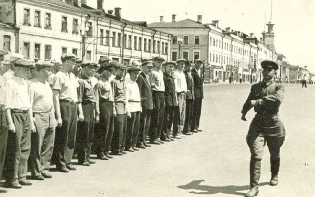 Лейтенант Трет&rsquo;як І.Ф. проводить заняття зі стройової підготовки, 1941 рік. Автор фото: Кубєєв М. / © 