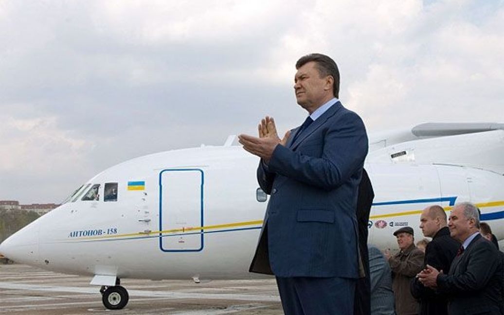 Президент України Віктор Янукович висловив переконання, що АН-158 і АН-148 обов’язково займуть гідне місце на повітряних трасах у різних державах світу. / © President.gov.ua