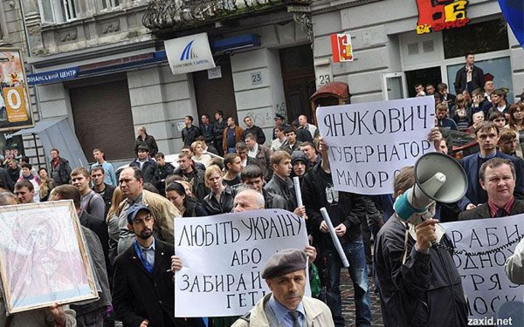 Пізніше стало відомо, що "Беркут" розігнав акцію протесту проти приїзду Януковича. ВО "Свобода" заявило про побиття своїх активістів. / © ZAXID.NET