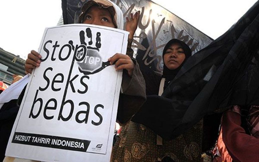 Індонезія, Джакарта. Сотні індонезійських ісламістів вийшли на акцію протесту у центрі Джакарти з плакатами "Зупиніть вільний секс!". Демонстранти вимагають публічної страти через побиття камінням і забиття палицями знаменитостей, які з&#039;явилися у домашньому відео, що циркулює у Інтернеті. Близько 1000 протестуючих на чолі із членами радикального угрупування "Хизбут Тахрір" кричали "Аллах акбар", вимахували чорними прапорами і тримали плакати: "Арештувати тих, хто займається випадковим сексом". / © AFP