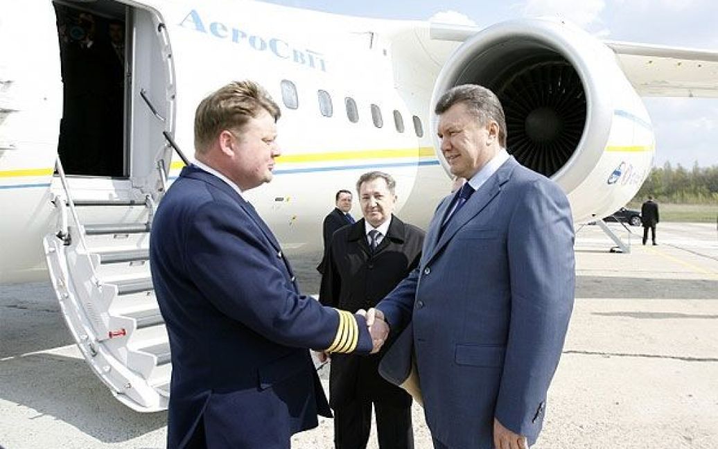 Глава держави подякував усім, хто долучився до розробки та виготовлення нового літака АН-158. / © President.gov.ua