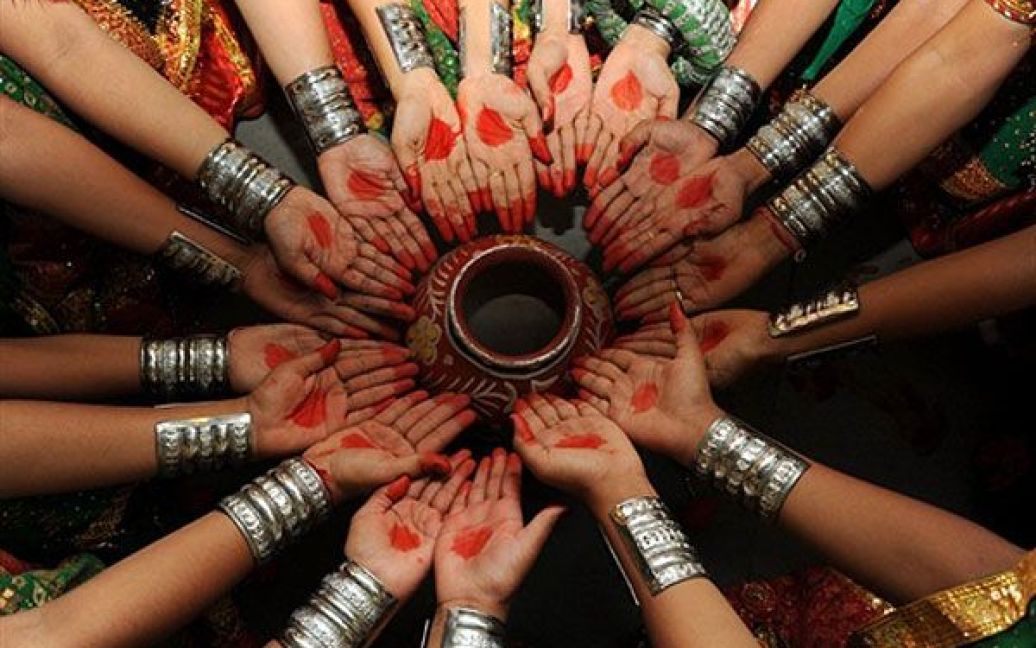 Індія, Ахмедабад. Індійські танцівниці з групи "Пангат" показують свої свіжопофарбовані руки перед генеральною репетицією у Ахмадабаді. Дівчата представлятимуть Індію на Міжнародних фольклорних фестивалях у Бургосі, Іспанії та Франції. / © AFP