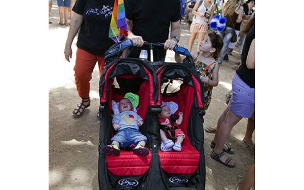 Ден Голдберг зі своїми дітьми-близнюками, які народилися від сурогатної матері, взяв участь у щорічному гей-параді в Тель-Авіві. / © AFP