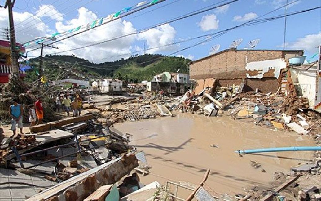 Через повінь десятки тисяч бразильців залишилися без даху над головою, зруйновано безліч будинків, порушена транспортна система регіону. / © AFP