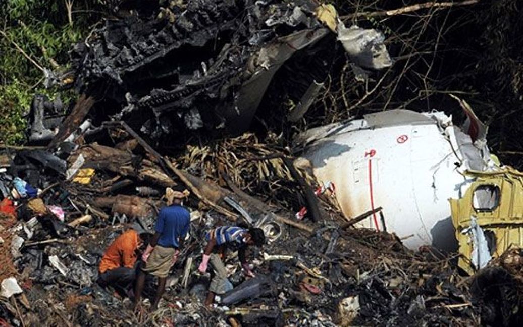 Індія, Мангалор. Індійські працівники на місці авіакатастрофи літака Boeing 737-800 компанії Air India Express, яка сталась у Мангалорі. Літак Boeing 737-800 врізався у дерева. В результаті авіакатастрофи загинули 158 людей. Триває пошук "чорної скриньки". / © AFP