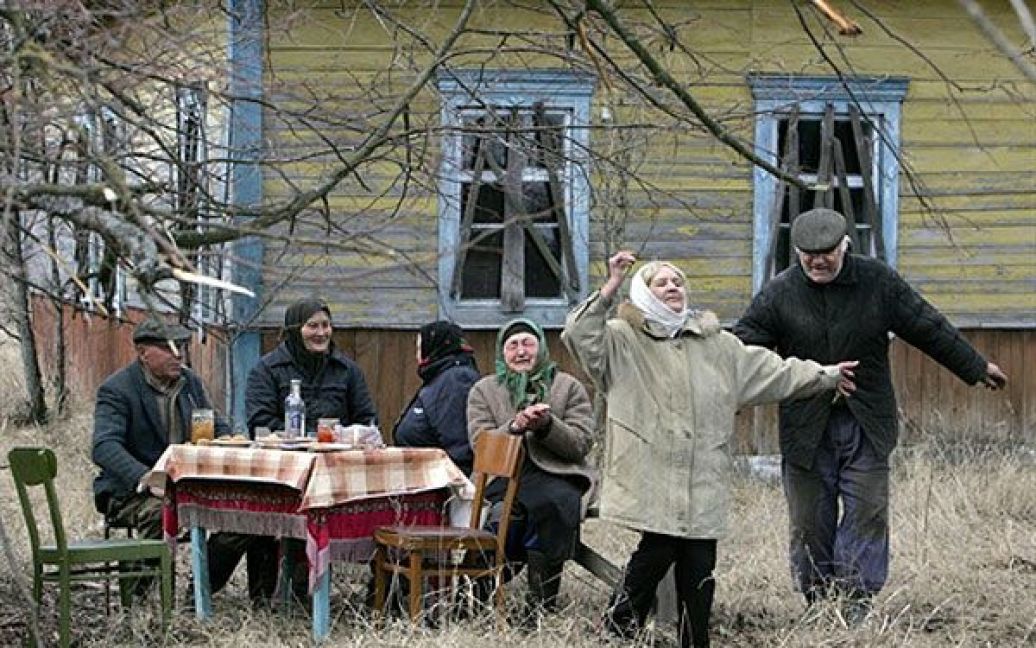 Білорусь, Тулговичі, 30-км зона. Все населення села Тулговичі у 2006 році. / © AFP